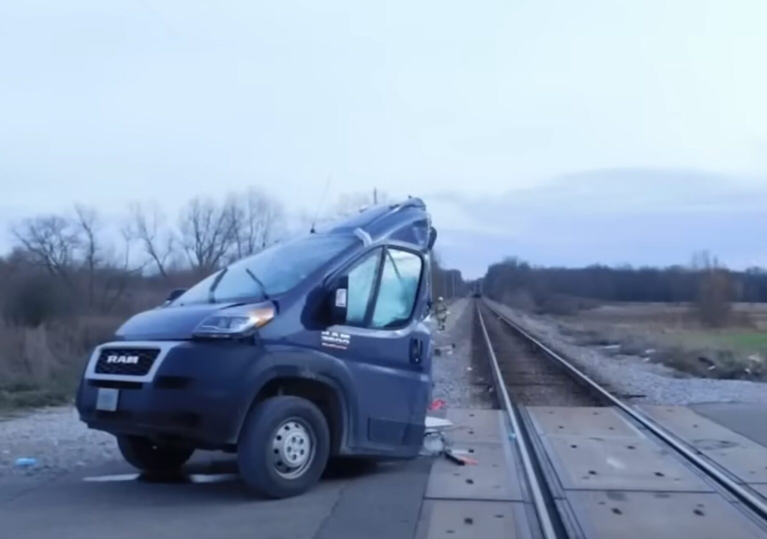Une vidéo montre la force d’impact d’un train qui entre en collision avec une camionnette