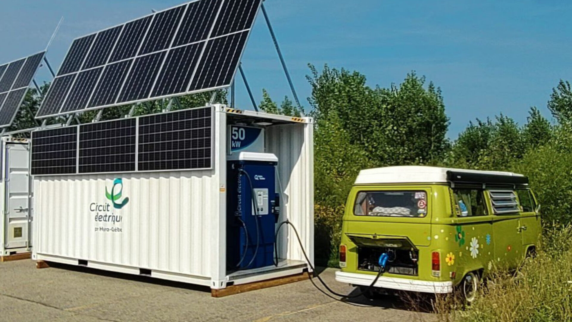 Le Circuit électrique met à l’essai une borne alimentée par énergie solaire