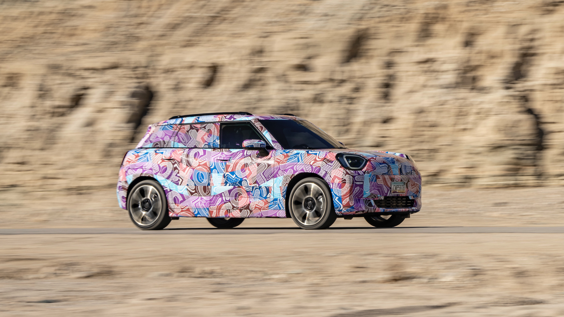 Le MINI Aceman s’amuse dans le désert avant son dévoilement