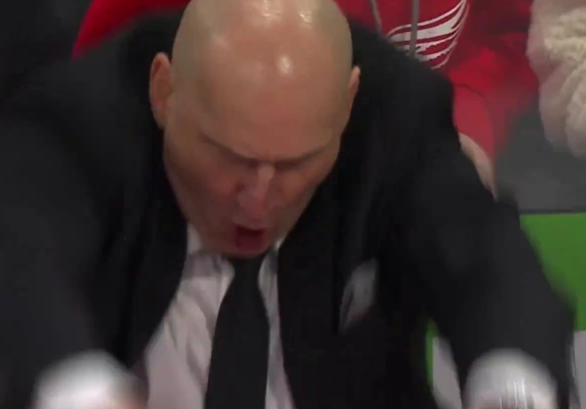 Top-3 : L’entraîneur des Red Wings imite les plongeons de Tim Stutzle