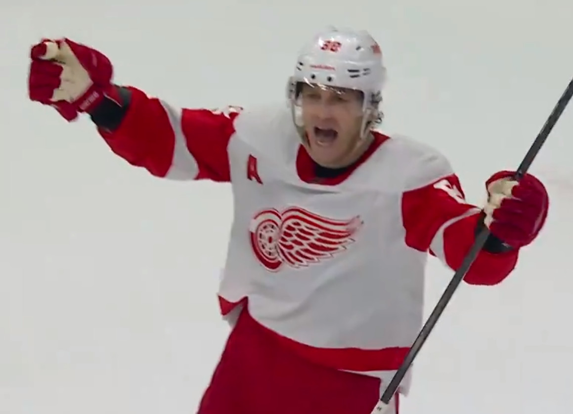 Top-5 : À son retour à Chicago, Patrick Kane marque le but gagnant
