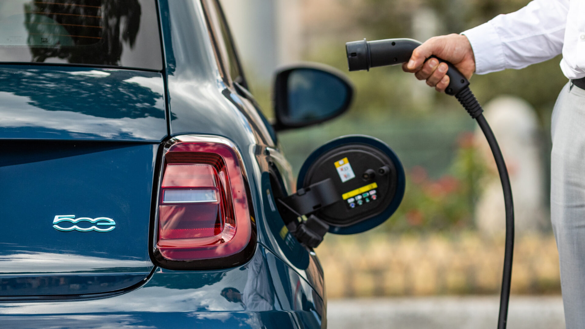 Stellantis se tourne vers le connecteur SAE J3400, la nouvelle norme pour la recharge rapide