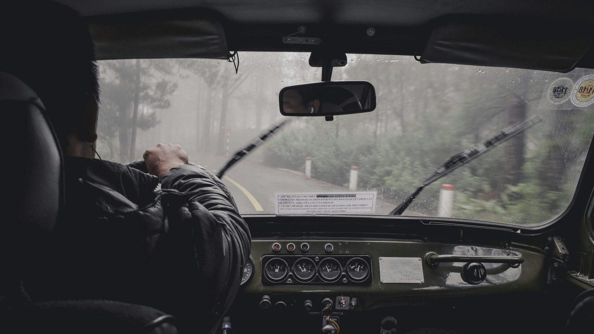 Conduire sous la pluie : 10 astuces pour une conduite sécurisée