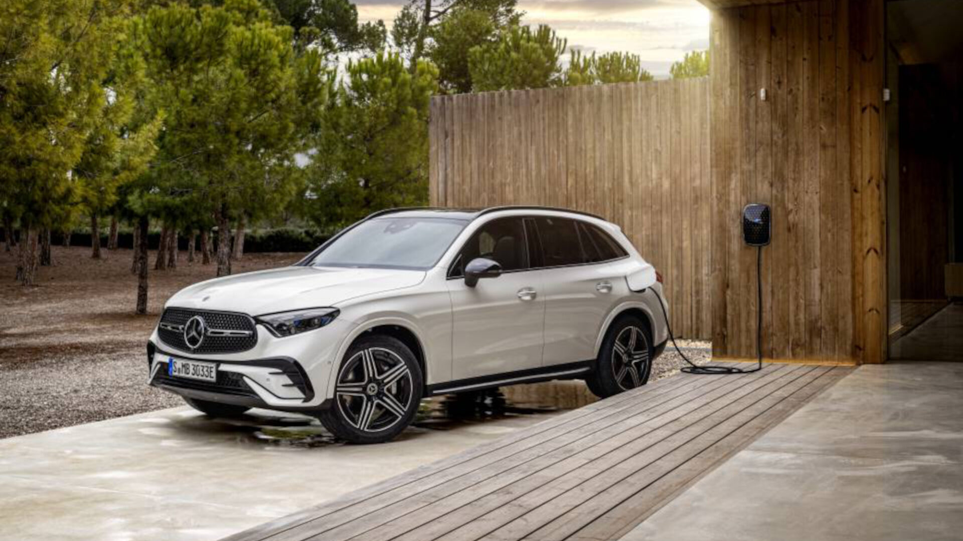 Mercedes-Benz ajoutera une version hybride rechargeable à la gamme du GLC pour 2025