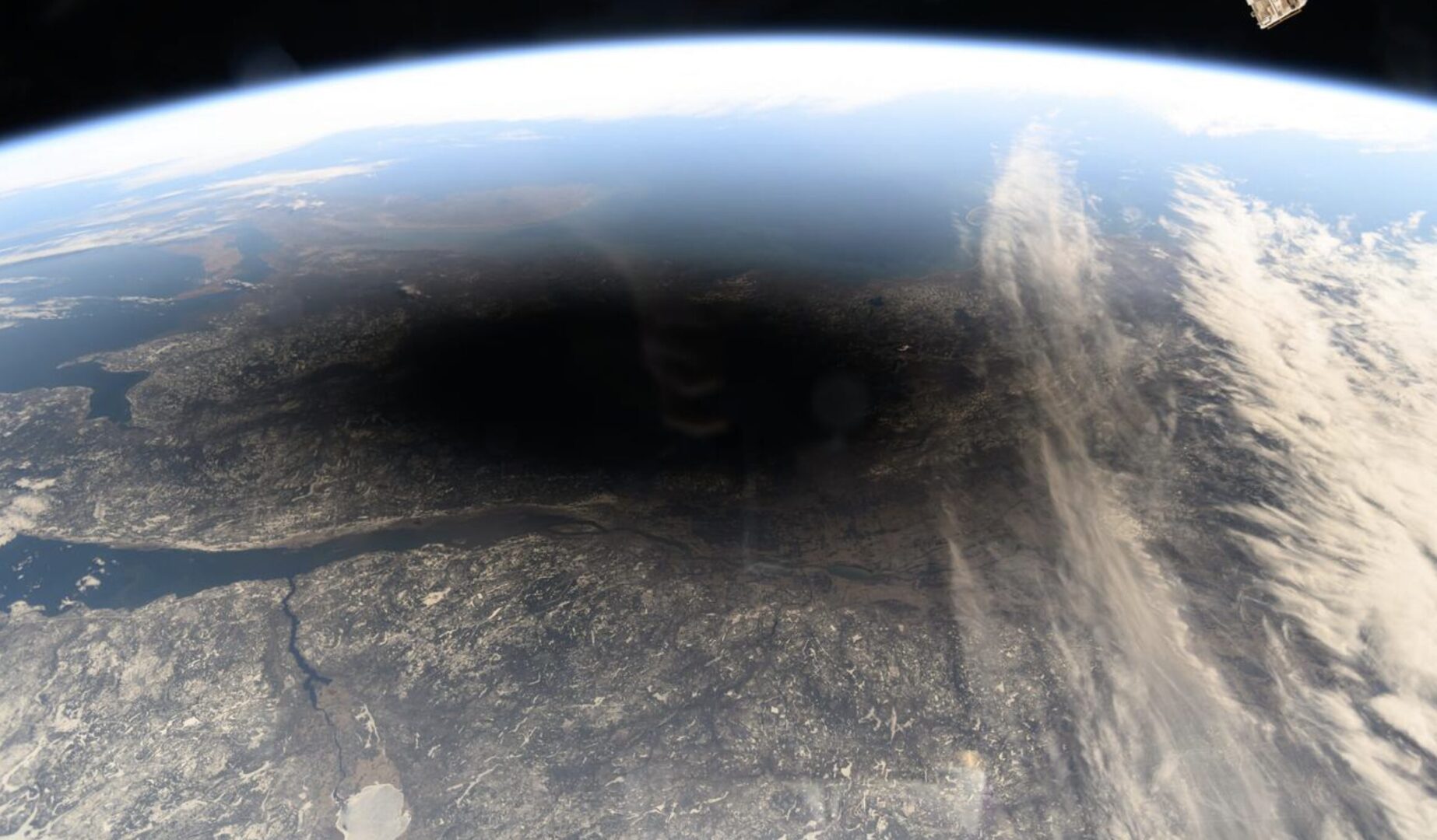 L’image de la semaine: L’éclipse vue de l’espace!