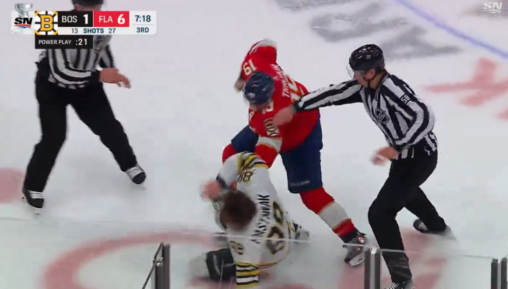 Quand David Pastrnak demande la permission pour aller se battre contre Matthew Tkachuk