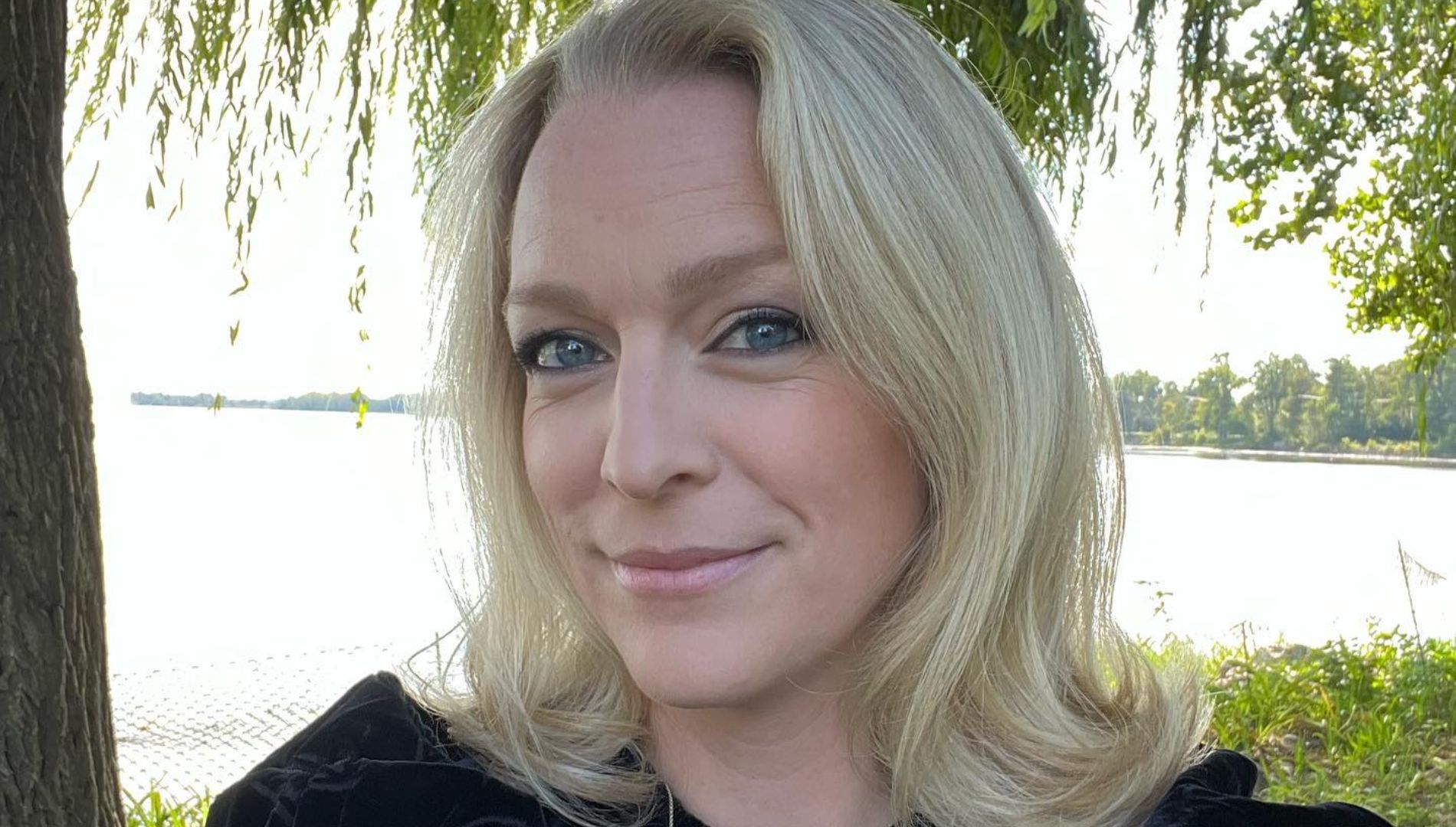 Annie Villeneuve pose avec son «baby bump» et on craque!