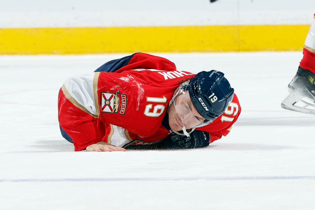 Top-5 : Nikita Kucherov expulsé du match pour un vicieux coup de genou sur Matthew Tkachuk