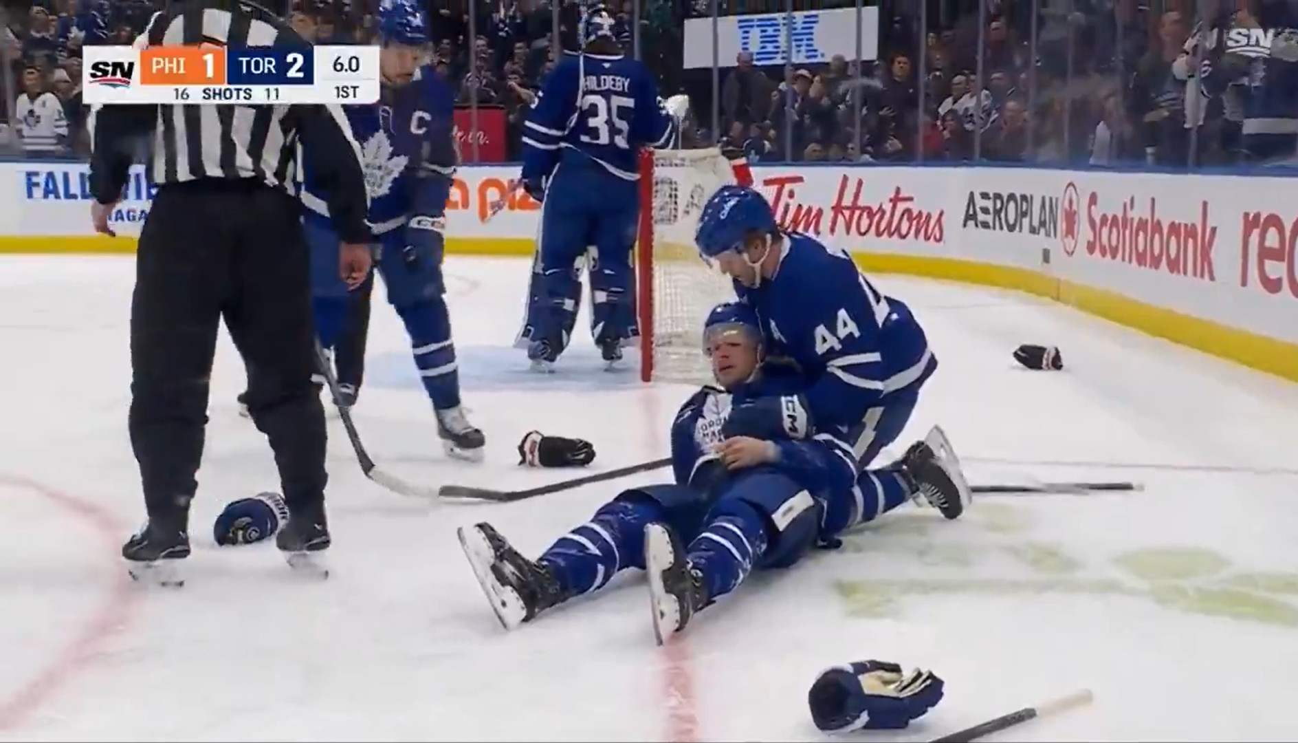Top-5 : Des images de Jake McCabe qui font peur
