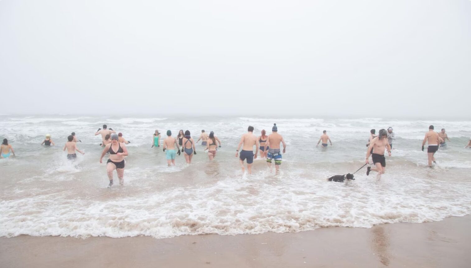 Une baignade du Nouvel An record aux Îles-de-la-Madeleine