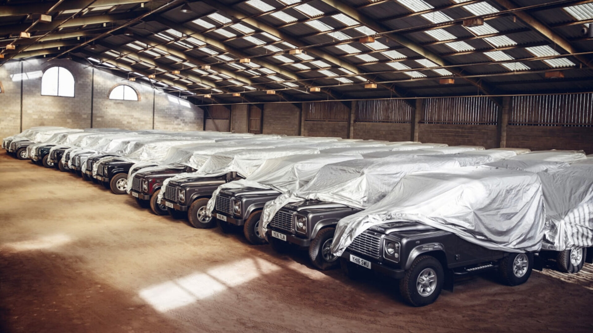 Un homme d’affaires a pris le pari d’acheter 240 Land Rover Defender en 2015