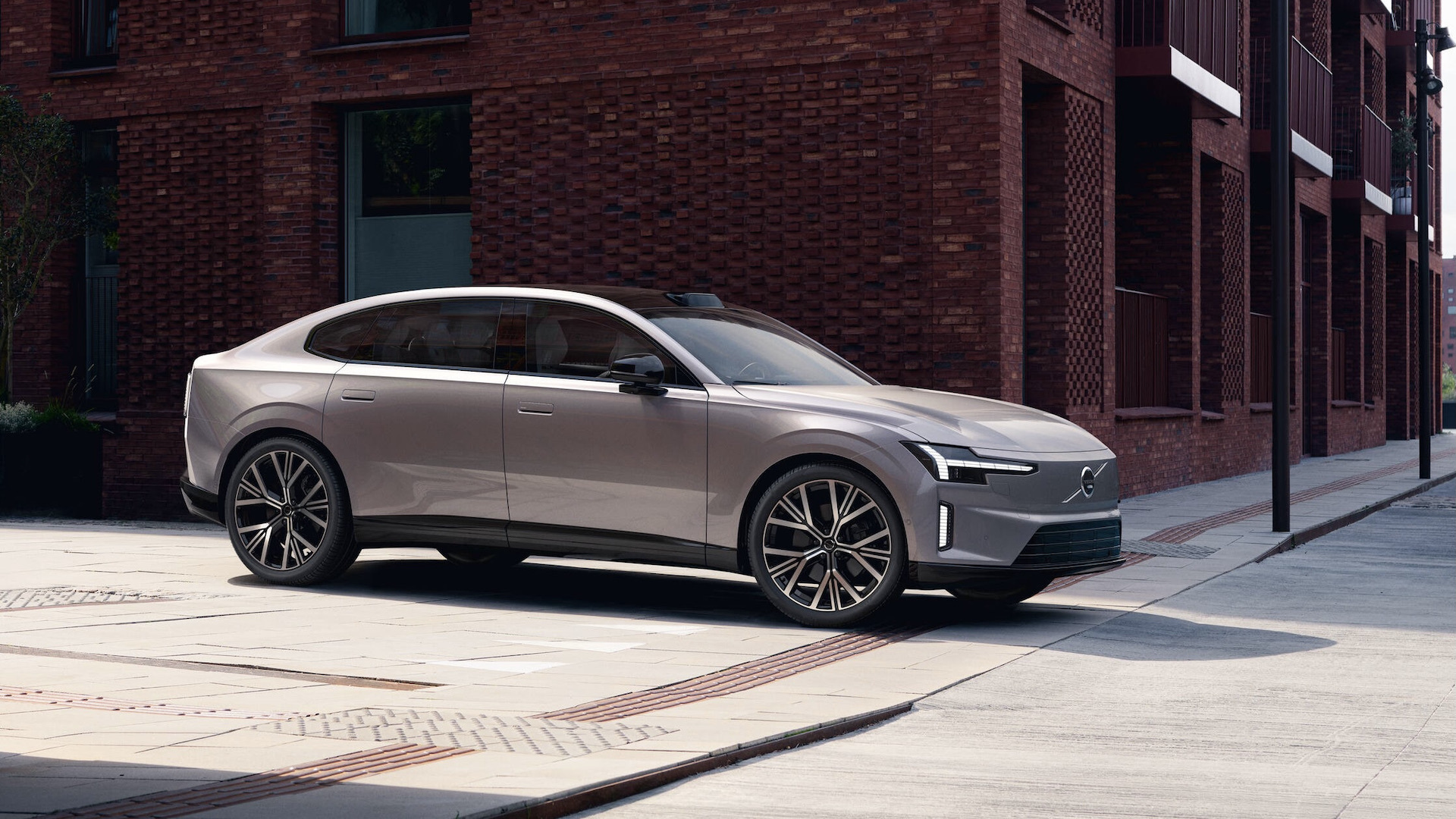Volvo dévoile une berline intermédiaire électrique, l’ES90