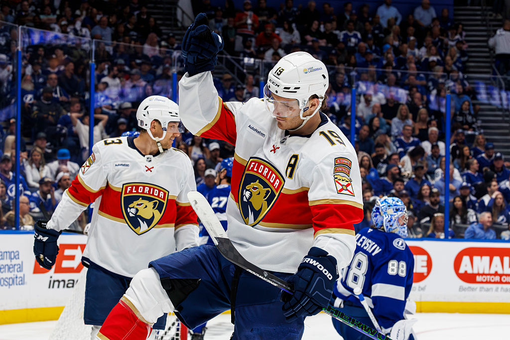 Séries en bref : Matthew Tkachuk domine le Lightning à son retour au jeu