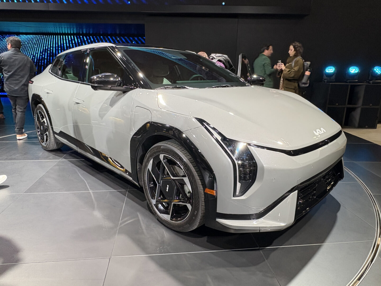 À New York, Kia présente l’EV4, sa première berline électrique abordable