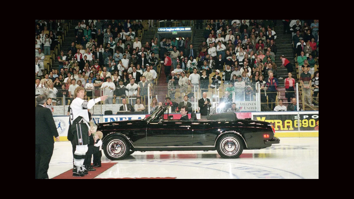 La Rolls-Royce Corniche remise à Wayne Gretzky pour souligner son record de buts est aux enchères