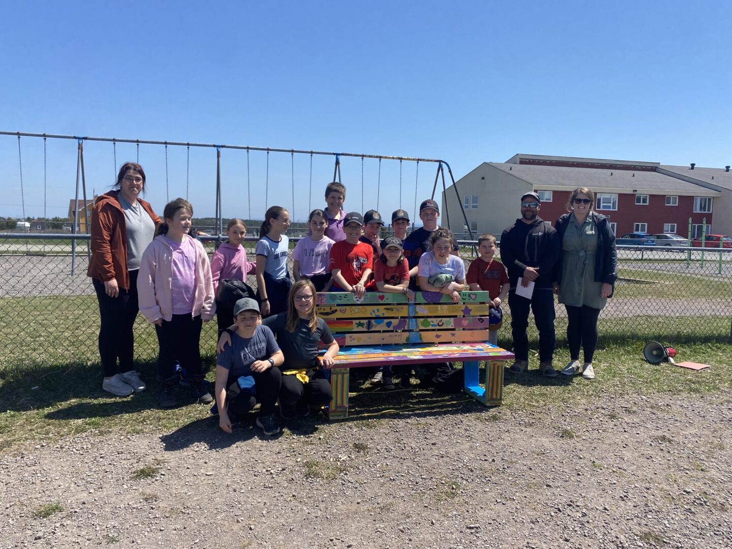 Un banc pour se faire des amis : une initiative bienveillante à l’école