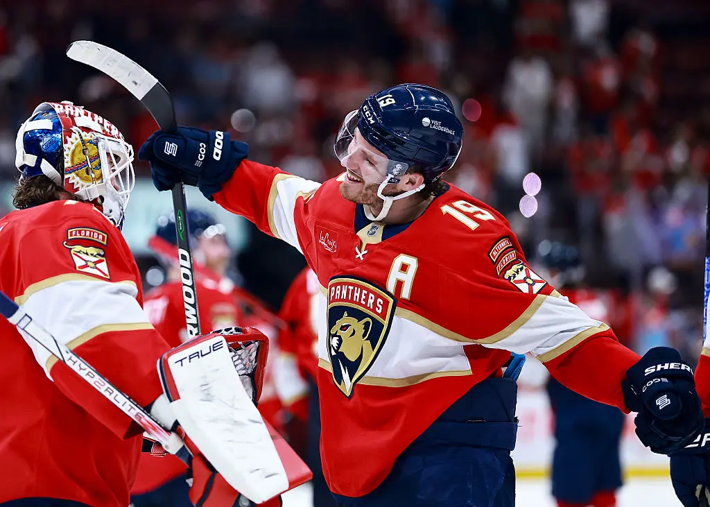 Matthew Tkachuk a menacé William Nylander suite au coup contre Aleksander Barkov