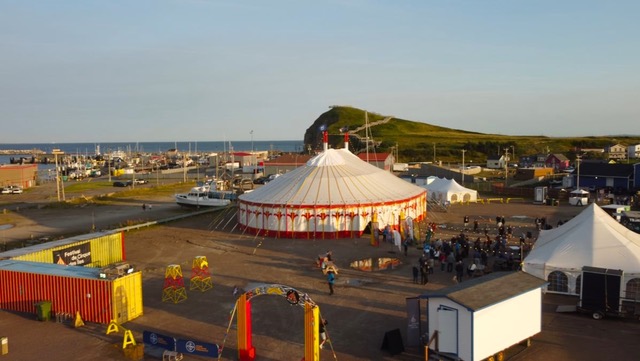 En plein cœur du Port de Cap-aux-Meules, le cirque prend la mer d&rsquo;assaut