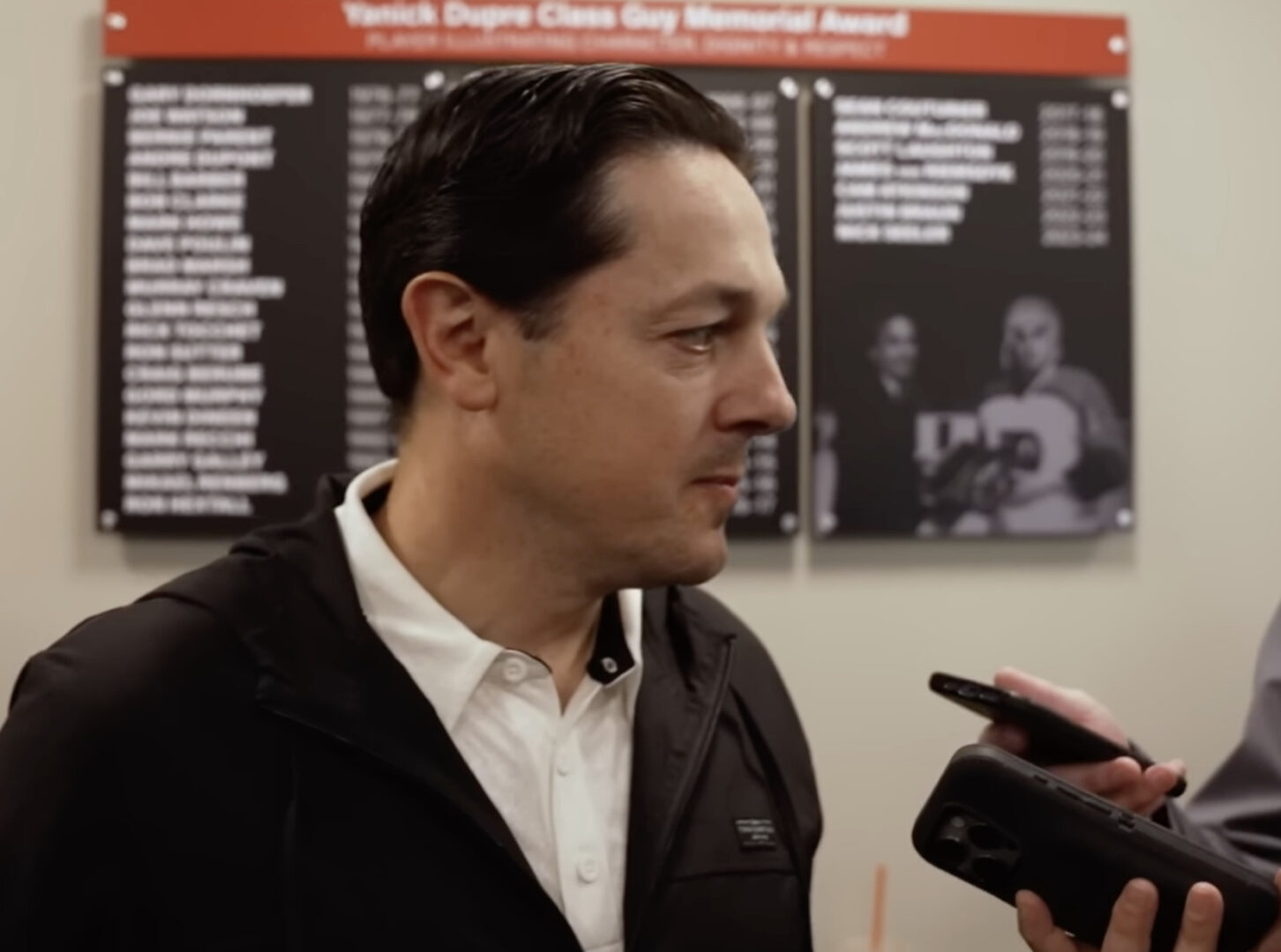 Voici comment l’offre hostile de Leo Carlsson fait mal aux Flyers