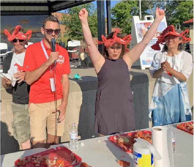 Nouveau-Brunswick : Dévo­rer deux homards en moins de deux minutes – Portail des Îles de la Madeleine