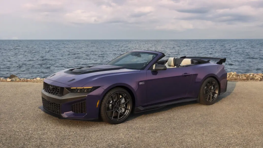 Ford_Mustang_Dark_Horse_Convertible_2027_01