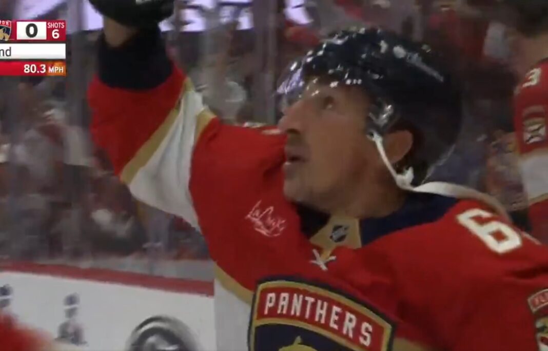Photo-Brad-Marchand-pointe-vers-le-ciel