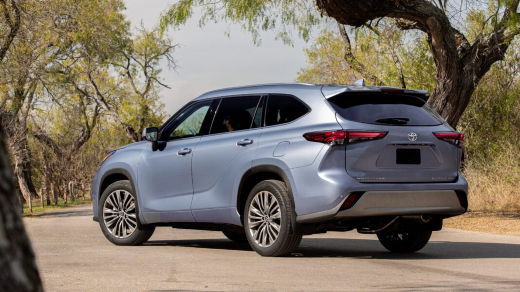 2021_Toyota_Highlander_Platinum_AWD_02