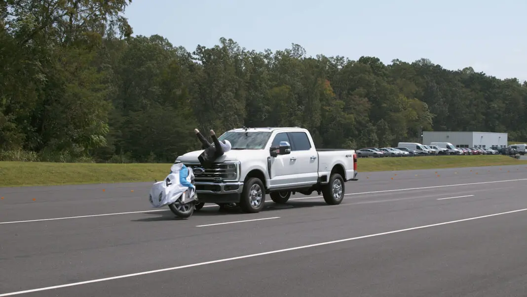 Ford-F350-vs-Moto